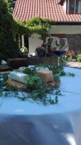 una mesa con una copa de vino y algo de comida en Pension Jakubowo, en Jakubowo