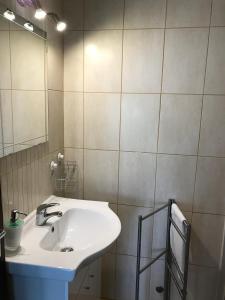 アルブフェイラにあるBREEZY NEST by ITHOUSEのバスルーム(白い洗面台、鏡付)