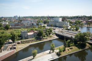 una vista aerea di una città con un fiume di Dream Team Nordic Haven a Bydgoszcz