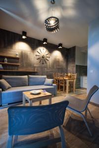 sala de estar con sofá azul y mesa en Dream Team Nordic Haven, en Bydgoszcz