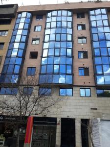 un edificio alto con muchas ventanas. en Apartamento en la Ciudad de las Artes y las Ciencias, en Valencia