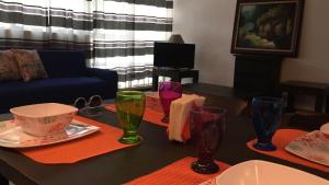 uma sala de estar com uma mesa com pratos e copos em CDMX - Great Location at Napoles em Cidade do México
