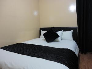 
A bed or beds in a room at City View Hotel - Roman Road Market
