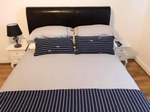 Ένα ή περισσότερα κρεβάτια σε δωμάτιο στο Charimore Relaxation House