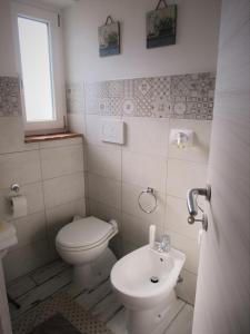 a small bathroom with a toilet and a sink at Casa Leo in Capoliveri
