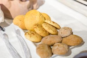 Horta Da Coutada في شنتي: كومة من الخبز والبطاطس على طاولة
