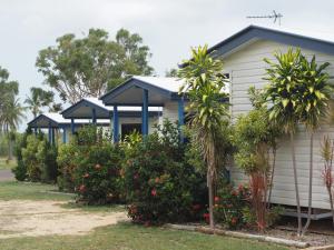 una casa con un montón de arbustos y árboles en Bowen Holiday Park, en Bowen