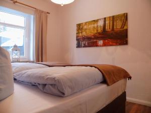 Bett in einem Schlafzimmer mit Wandgemälde in der Unterkunft Harzglück in Hahnenklee-Bockswiese