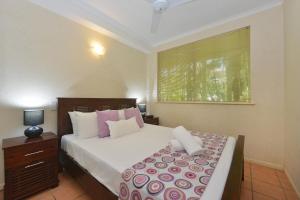 een slaapkamer met een groot bed en een raam bij Seascape Holidays - Tropic Sands in Port Douglas