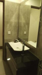 a bathroom with a white sink and a mirror at Departamento La Boutique in Santa Cruz de la Sierra