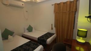 Postel nebo postele na pokoji v ubytování El Nido Royal Palm Inn