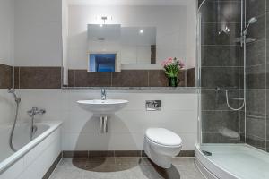 a bathroom with a toilet and a sink and a shower at Spectacular River Thames View in London +20 photos