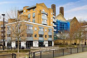 a large brick building in front of a city at Spectacular River Thames View in London