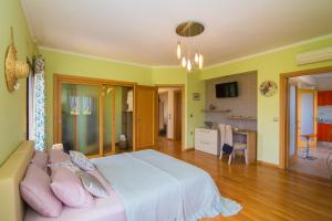 a bedroom with a large bed with pink pillows at Villa Komfort in Zakynthos