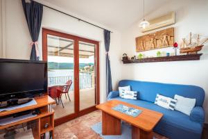Televízia a/alebo spoločenská miestnosť v ubytovaní Holiday Home Gluscevic