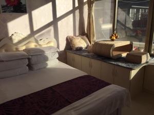 A bed or beds in a room at Tianjin Huangyaguan Great Wall Home Hotel