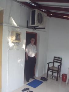 Una mujer parada en una puerta en una habitación en Shirley's homestay, en Galle