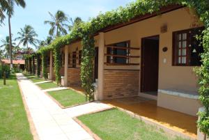 帕里普埃拉的住宿－Fazenda Fiore Resort，旁边是藤蔓的房子