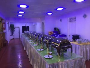 ACME Grand Hotel في هارابانا: صف من الطاولات في غرفة مع جدران أرجوانية