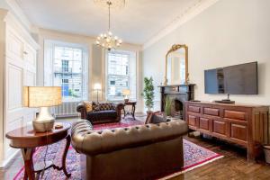 A seating area at Converted Flat in Historic Building in Desirable New Town