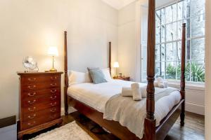 A bed or beds in a room at Converted Flat in Historic Building in Desirable New Town