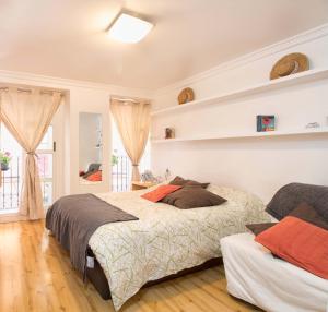 a bedroom with two beds and a window at Estudios Muñoz in Alicante