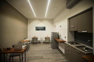 Una cocina con mesas y sillas en una habitación. en GB Central Station Napoli, en Nápoles 52 fotos más