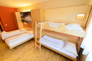 Postel nebo postele na pokoji v ubytování JUFA Hotel Grünau im Almtal