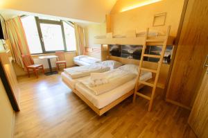 Postel nebo postele na pokoji v ubytování JUFA Hotel Grünau im Almtal