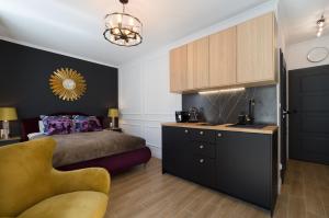 グダニスクにあるBasilica Apartment Mariacka Gdanskのベッドルーム1室(ベッド1台、デスク、椅子付)