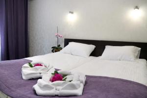 Un pat sau paturi într-o cameră la Hotel Tourist