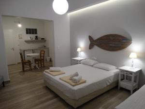 1 dormitorio con 1 cama con un pez en la pared en Anassa Studios, en Naxos Chora