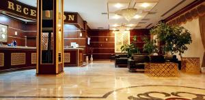 un vestíbulo de un hotel con sala de espera en Atlas Hotel Baku en Bakú