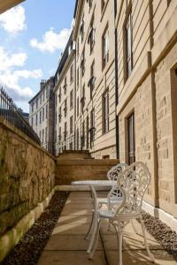صورة لـ ALTIDO Elegant 2 bed, 2 bath flat, patio and free parking في إدنبرة