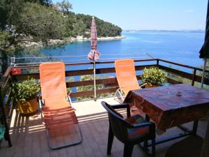 balcone con tavolo, sedie e vista sull'oceano di Ilas Dugi Otok a Sali (Sale)