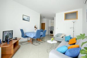 TV a/nebo společenská místnost v ubytování Apartmani Trogir