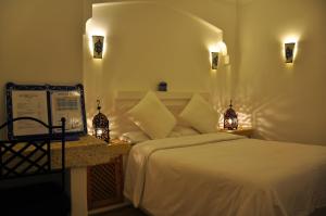 Llit o llits en una habitació de Hotel Al Alba Hammam & Restaurant