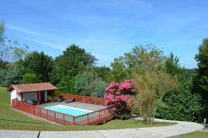 Una piscina con un cenador en un patio. en Les Villas d'Harri-Xuria, en Saint-Pierre-dʼIrube