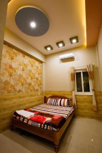 Tempat tidur dalam kamar di Khách sạn QUỲNH ANH