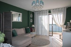 プエルト・デ・サンティアゴにあるCozy vacation 2 bedroom apartment with ocean viewsのリビングルーム(ソファ、シャンデリア付)