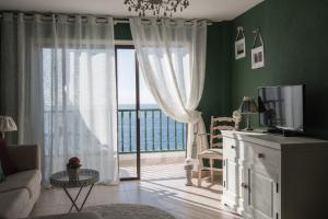 プエルト・デ・サンティアゴにあるCozy vacation 2 bedroom apartment with ocean viewsのリビングルーム(海の景色を望む大きな窓付)