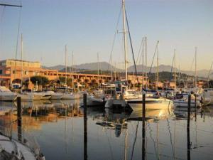 eine Gruppe von Booten, die in einem Hafen angedockt sind in der Unterkunft trilocale "Lipari" in Portorosa in Torre Forte