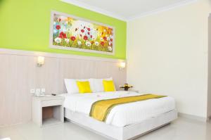 Postel nebo postele na pokoji v ubytování Puri Saron Denpasar Hotel