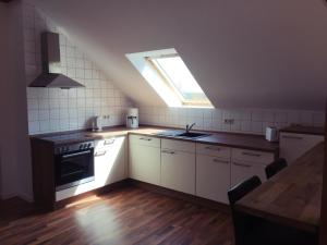 a kitchen with a window and a sink and a stove at Ferienwohnung Alabama in Lutherstadt Wittenberg