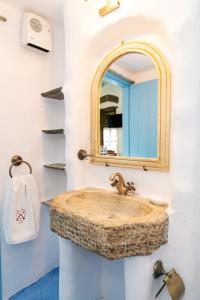 bagno con lavandino e specchio di Villa Ghisi ad Arnádhos