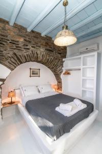 Posto letto in camera con muro di mattoni di Villa Ghisi ad Arnádhos