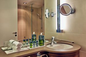 Baðherbergi á H4 Hotel Solothurn
