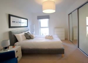 エディンバラにあるALTIDO Bright City Centre 2bed, 2bath with Free Parkingのベッドルーム(大型ベッド1台、窓付)