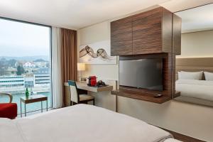Rúm í herbergi á H4 Hotel Solothurn
