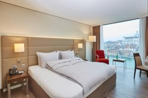 Rúm í herbergi á H4 Hotel Solothurn